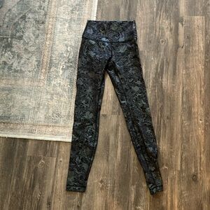 Lululemon Logo Flourish Black Iridescent Foil wunder train, size 4 , 28 inseam